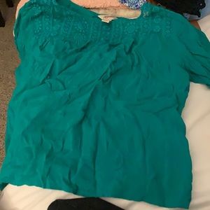 Quarter inch blouse with flower detail